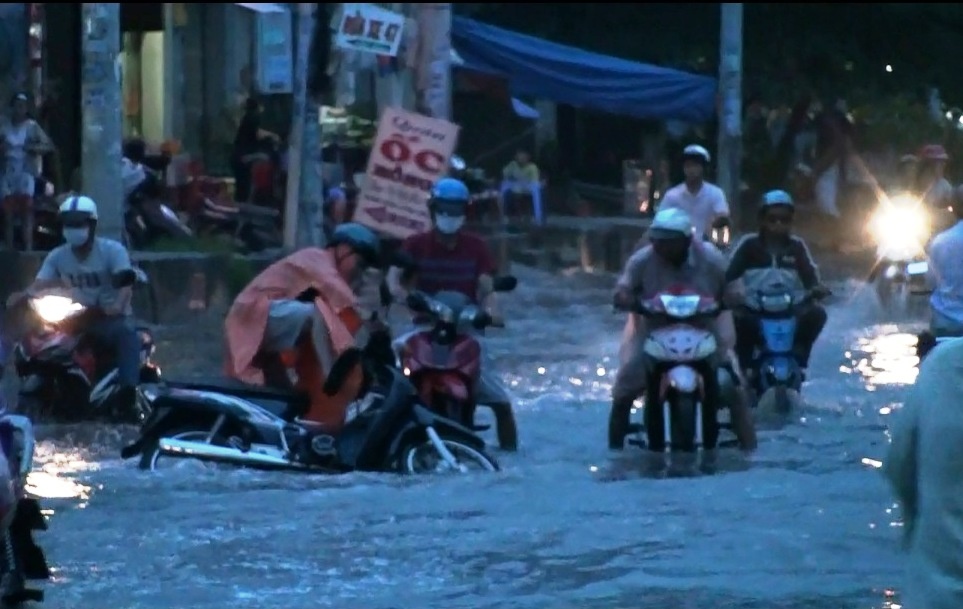 Bi bom tren duong day o ga o Sai Gon hinh anh
