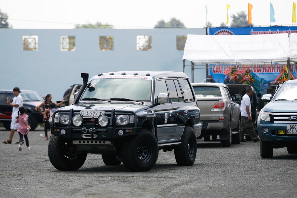 Chiếc Pajero này được thay hệ thống lò xo treo, cản trước sau và lốp chuyên dụng cho Offroad. 