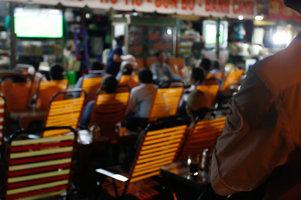 Ben xe, quan an chat kin nguoi theo doi World Cup hinh anh