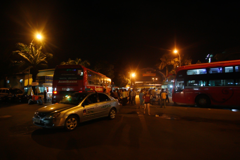 Những chuyến xe từ phía Bắc đổ về bến xe miền Đông giữa đêm khuya, nhiều người dừng chân tại các quán cóc gần đấy theo dõi bóng đá