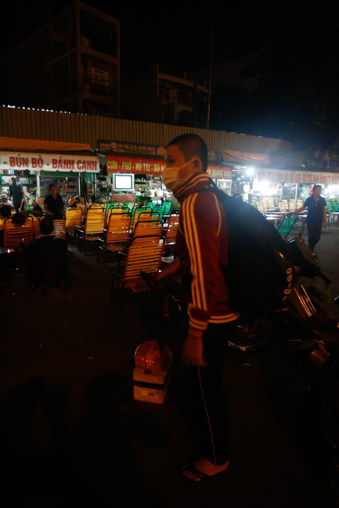 Người thanh niên này từ miền Trung vào TP.HCM lập nghiệp. Anh rất hâm mộ tuyển Brazil, sau khi xuống xe anh vội vàng tấp vào quán nước để theo dõi bóng đá và vô cùng buồn bã khi Brazil thua chóng vánh 3-0 khi trận đấu vừa diễn ra ít phút