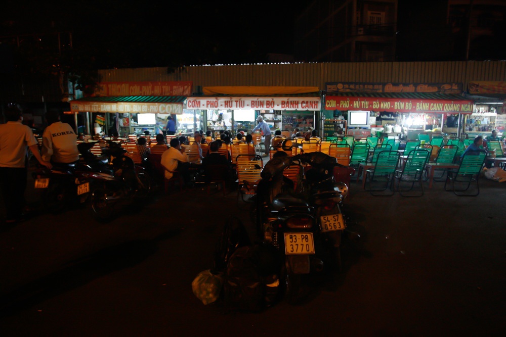 Những tài xế xe ôm tại bến xe gác lại công việc để cùng hòa mình cùng bóng đá, giải đấp hấp dẫn nhất hành tinh bốn năm mới có một