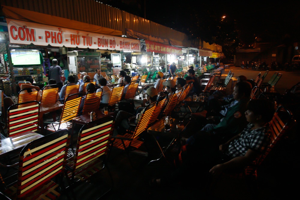 Trong những ngày diễn ra World Cup, các quán cà phê “bình dân” trong bến xe miền Đông trang bị thêm nhiều màn hình ti vi để phục vụ người lao động, hành khách dừng chân
