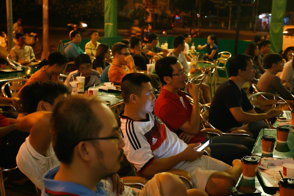 Trong khi đó, các quán ăn, uống ven đường đông khách không kém. Cổ động viên Đức hồi hộp theo dõi trận đấu bán kết