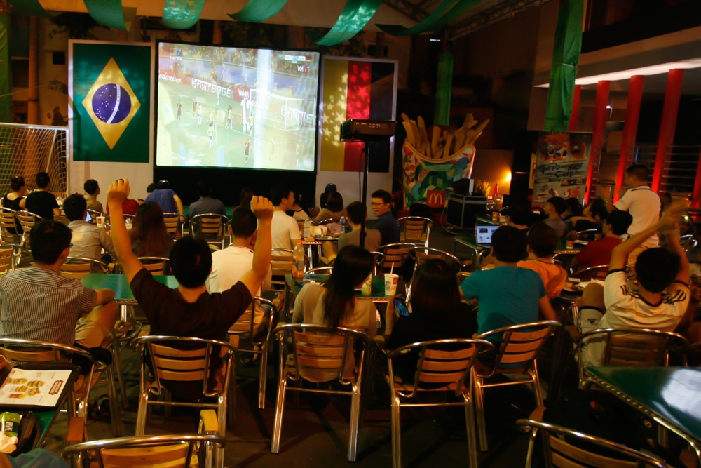 Tuy nhiên, trận đấu sớm định đoạt khi hiệp một chưa kết thúc. Người hâm mộ Đức tại TP.HCM vỡ òa khi Đức sớm định đoạt trận đấu khi trọng tài chưa thổi còi kết thúc hiệp 1