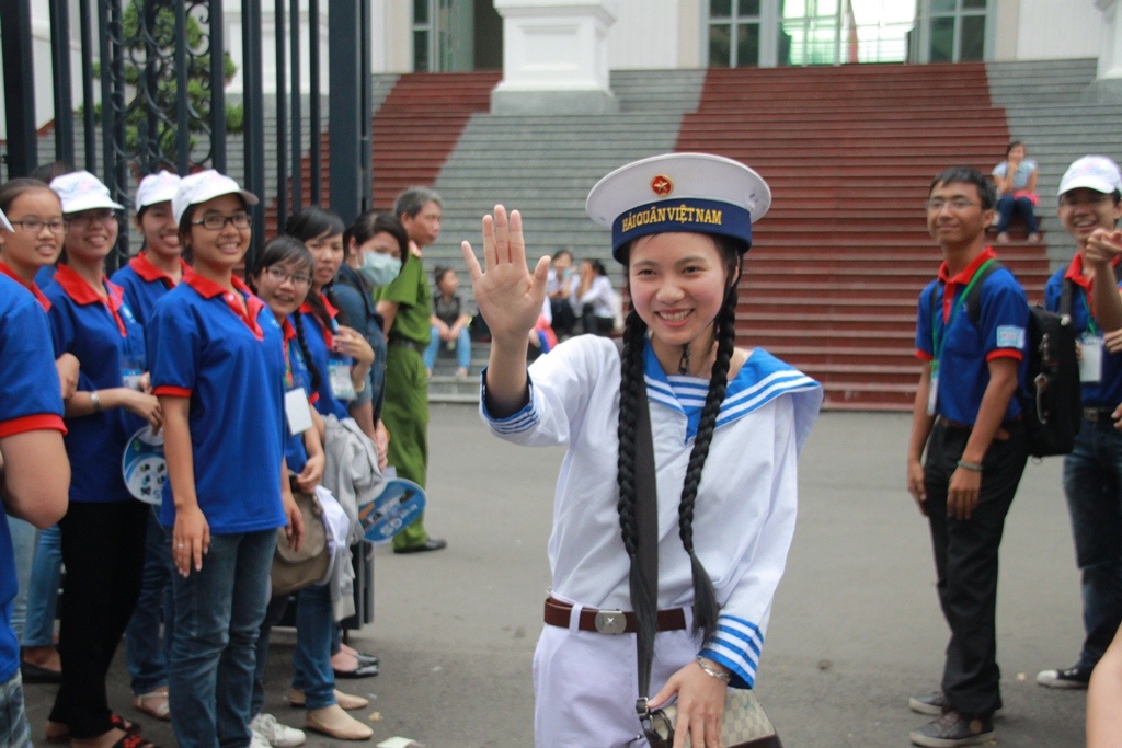 Clip si tu hoa trang thi nang khieu hinh anh