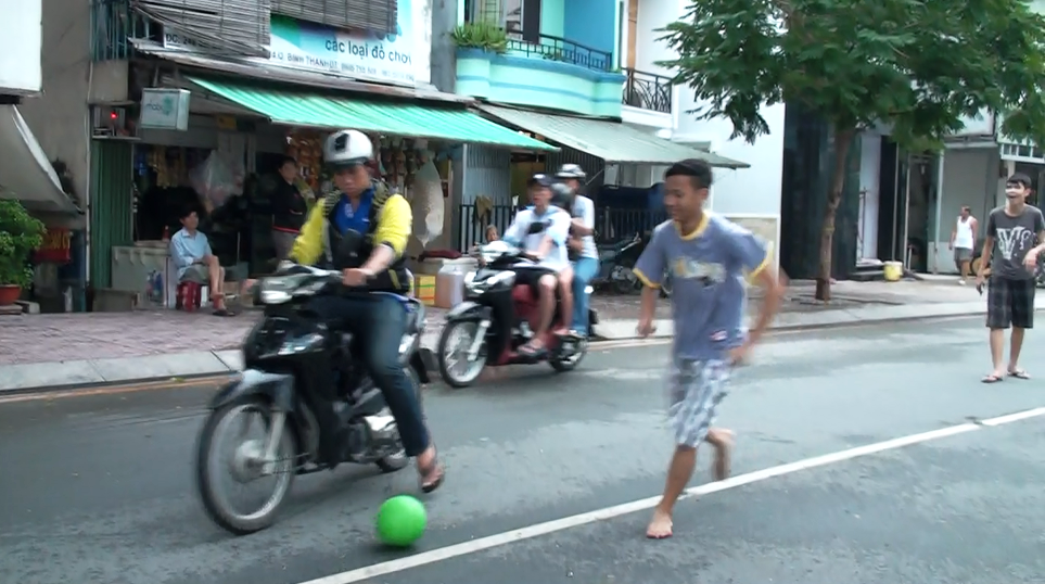 Da bong giua duong noi xe may dang luu thong o Sai Gon hinh anh