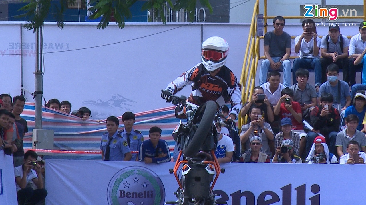 Nhung pha trinh dien mao hiem tai Ngay hoi mo to Viet Nam hinh anh