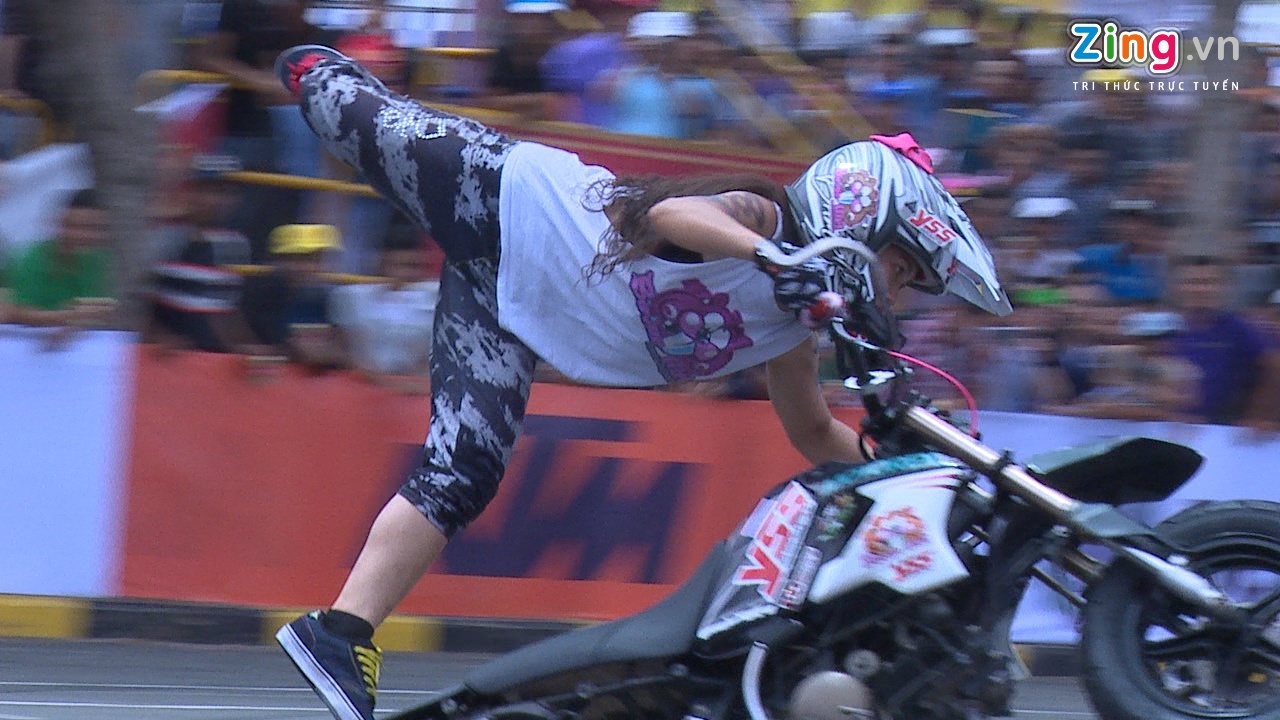 Nu VDV Thai Lan bieu dien di mo to bang mot banh tai Sai Gon hinh anh