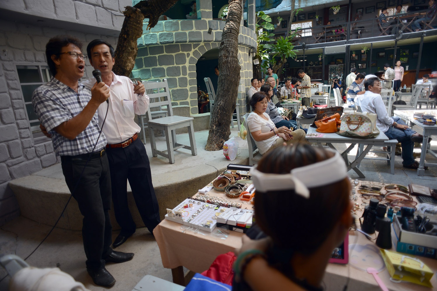 Đặc biệt giữa chợ có 1 sân khẩu nhỏ dành cho  mọi người hát với nhau . thỉnh thoảng cao hứng ông chủ Cao Minh cũng lên gióp vui.