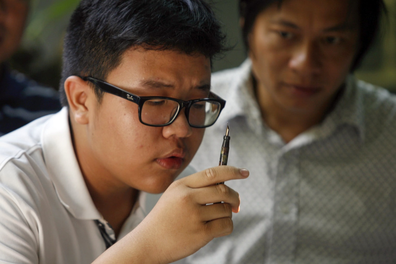 khách hàng đến với chợ đủ thành phần. từ nhưng cậu bé học sinh cho đến nhưng đại gia săn đồ cổ.nhưng đa phần là nhưng thành viên của diễn đàn đến gặp gỡ trao đổi với nhau.