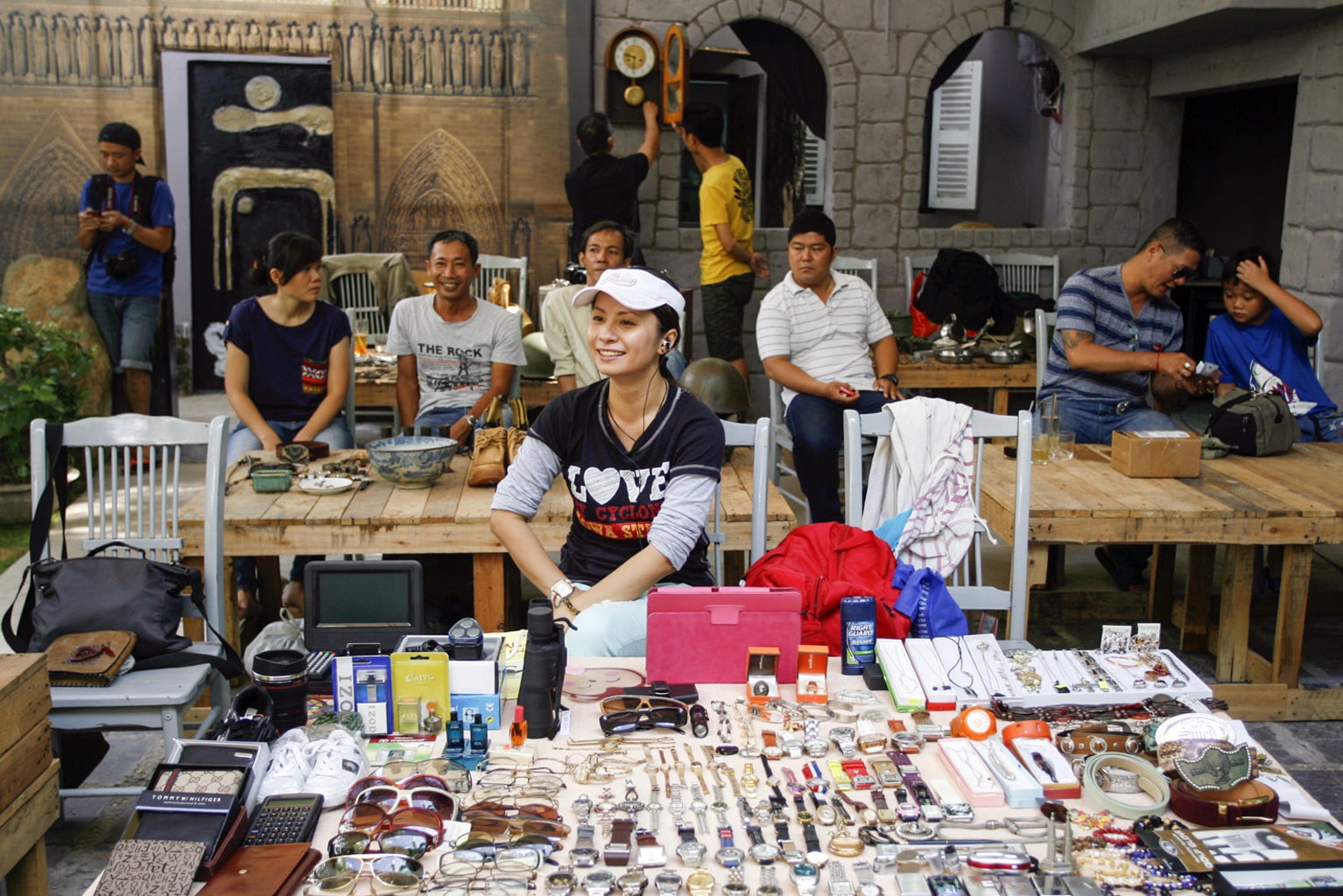 nhưng ở 1 quầy hàng khác ta bắt gặp những thiết bị điện tử hiện đại bi lỗi mode đước bán với gía vài trăm ngàn.