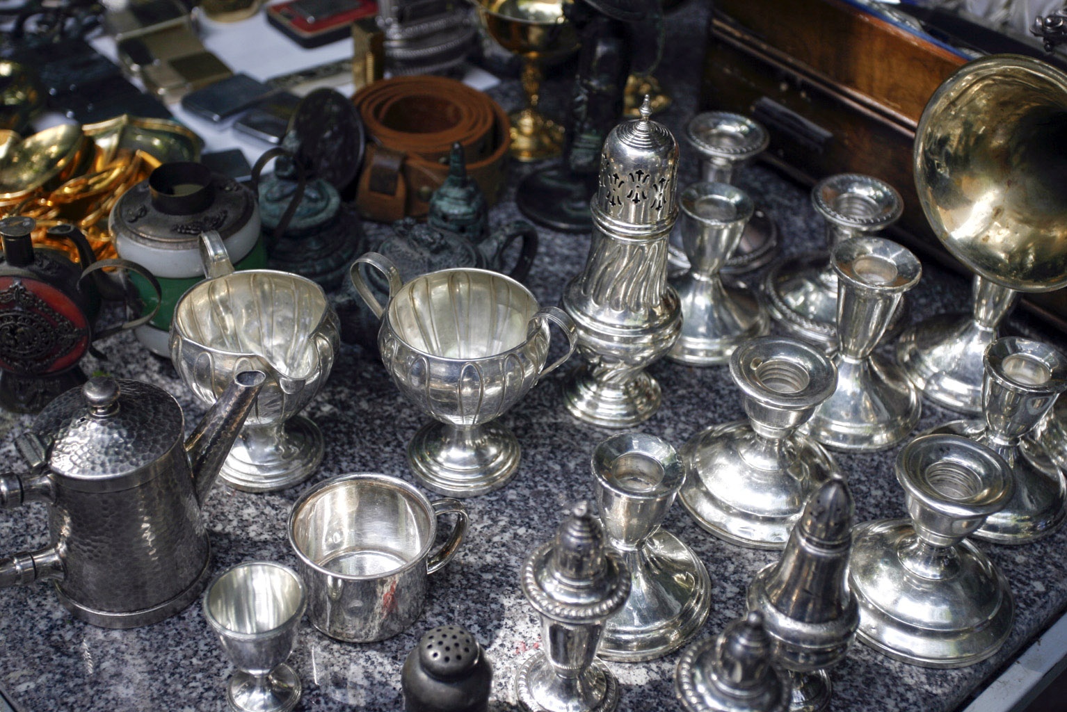 Đến với chợ khách hàng có thể tìm thấy đủ loại mặt hàng, vật dụng đã tồn tại một thời trong lịch sử