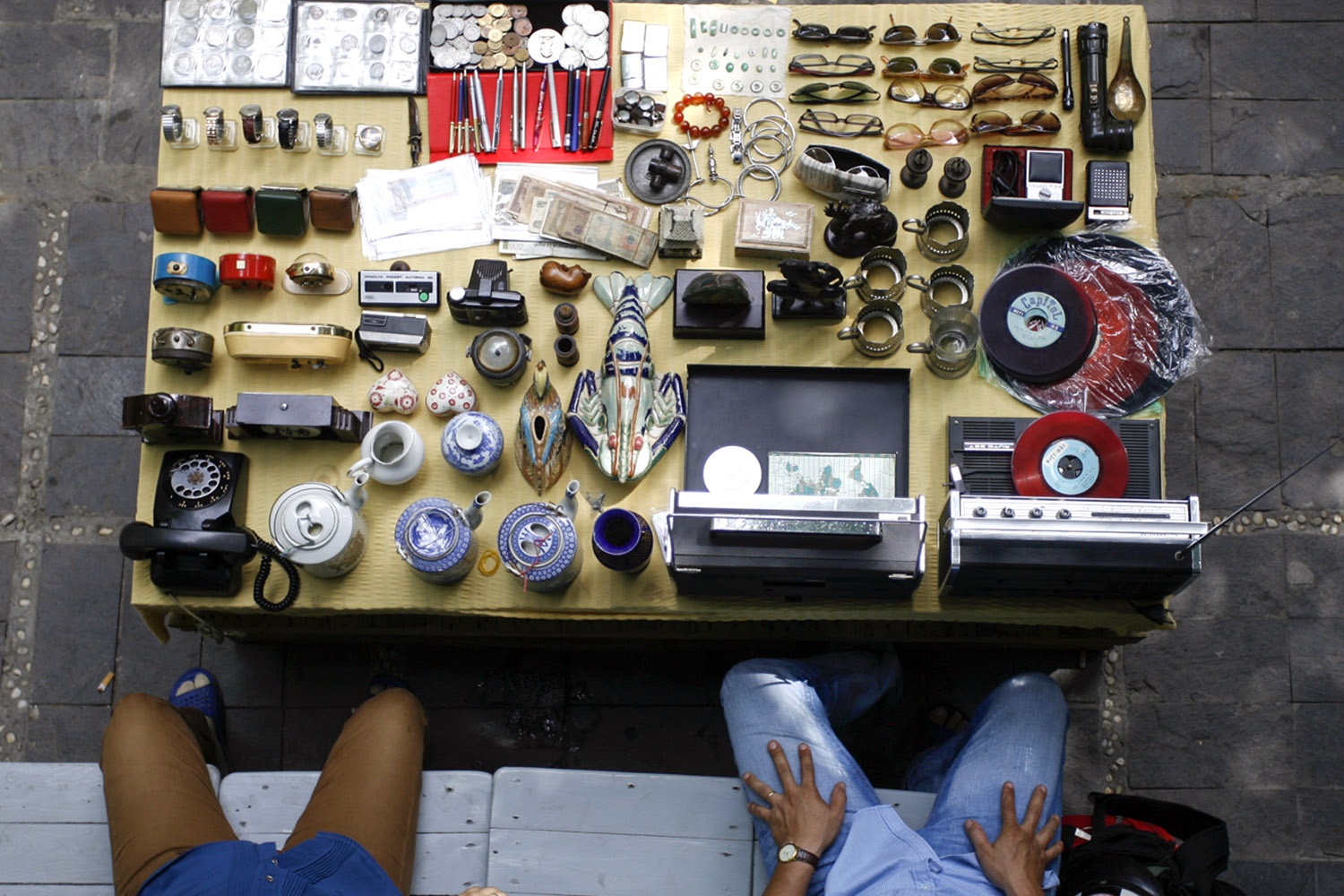 Anh Trần Khắc Dũng, chủ quán cà phê Văn Minh cũng là người sáng lập “sàn giao dịch ve chai” độc đáo này cho biết, phiên chợ ve chai được anh và cộng sự lập ra năm 2009, trải qua nhiều biến cố, gần đây phiên chợ này mới giao dịch 