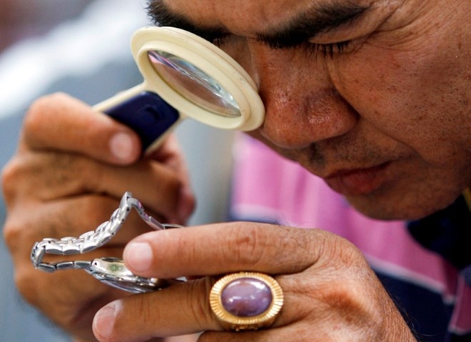 Cho ‘ve chai ngan do' doc dao giua long Sai Gon hinh anh