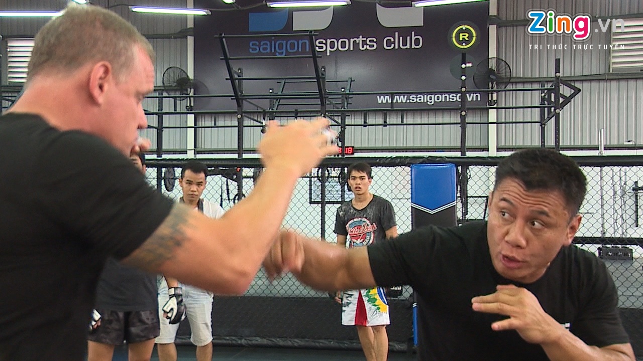 Ngoi sao vo thuat Cung Le bieu dien tai TP.HCM hinh anh