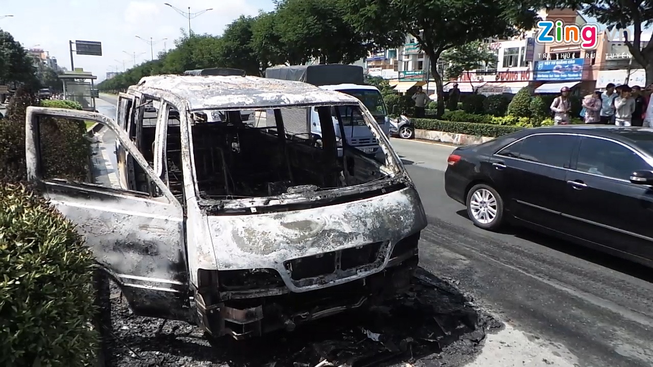 Clip xe khach cho 12 nguoi benh bat ngo boc chay du doi hinh anh