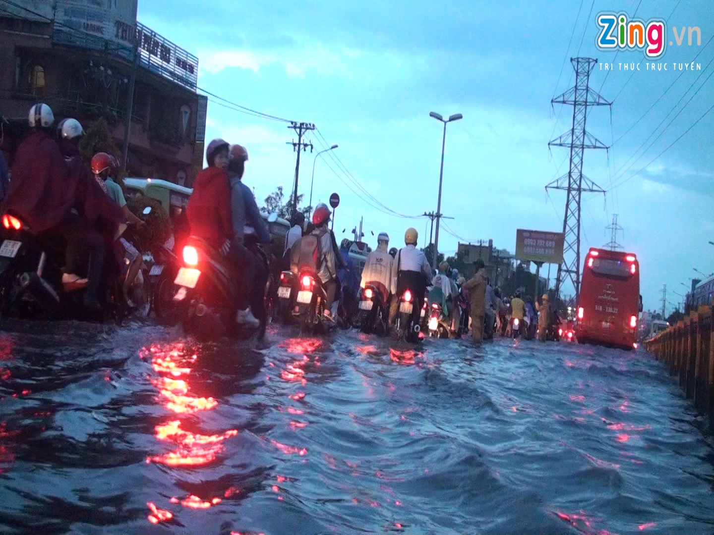 Giao thong Sai Gon un u sau con mua lon hinh anh