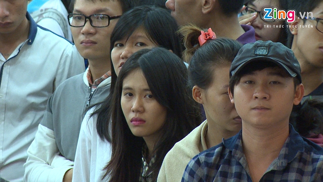 Xep hang nhieu gio cho mua hang giam gia 80% o Thuong xa Tax hinh anh