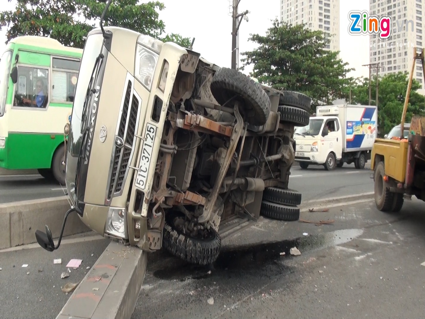 Tai xe ngu guc, xe tai lat ngang tren cau Sai Gon hinh anh