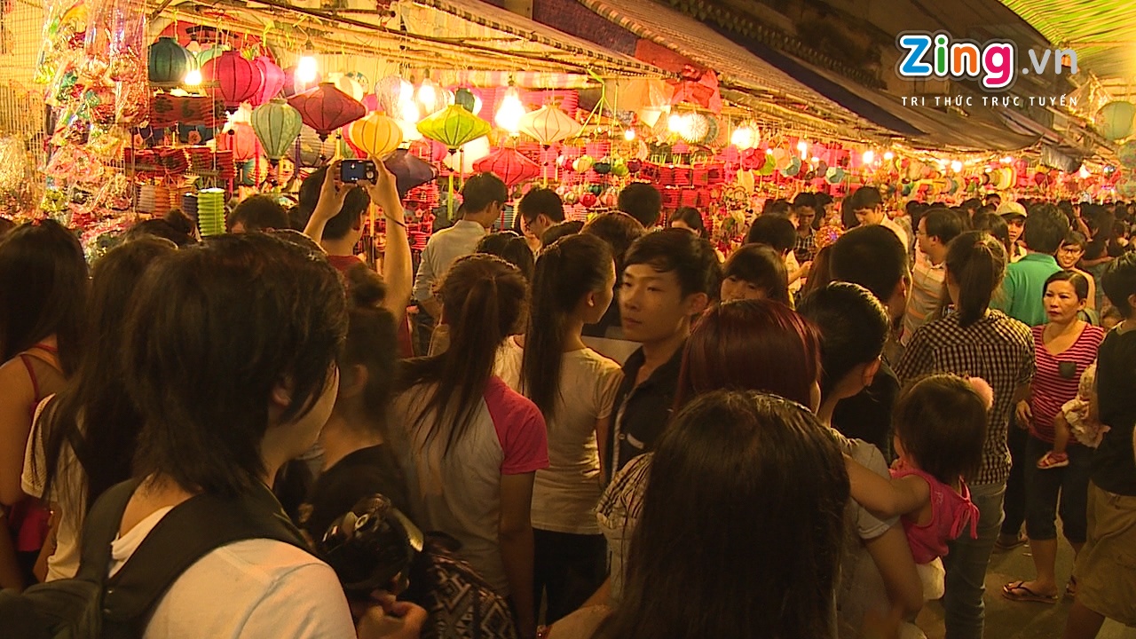 Nguoi Sai Gon don Trung thu som o 'pho den long' hinh anh