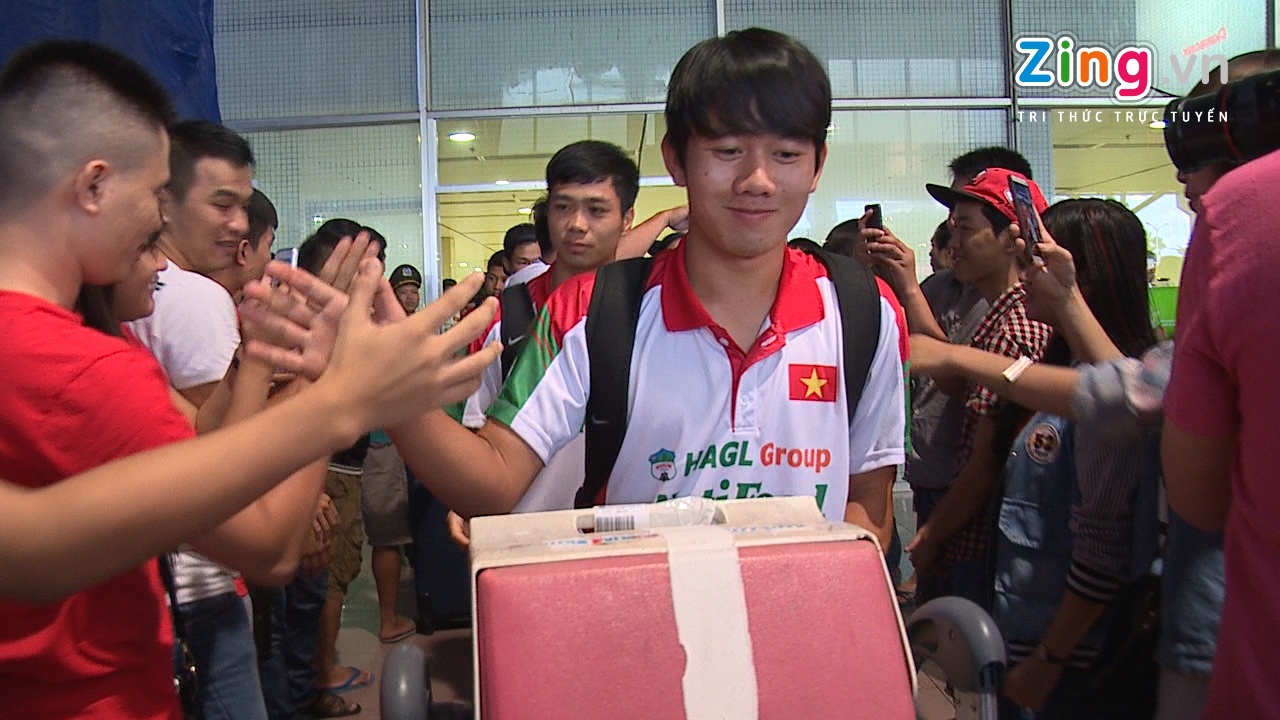 CDV tai TP.HCM vui mung don U19 tai Tan Son Nhat hinh anh