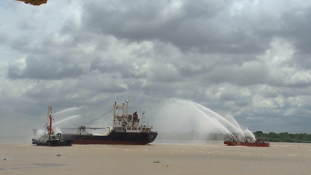 Hon 200 can bo, chien si tham gia dien tap dam va tau bien hinh anh