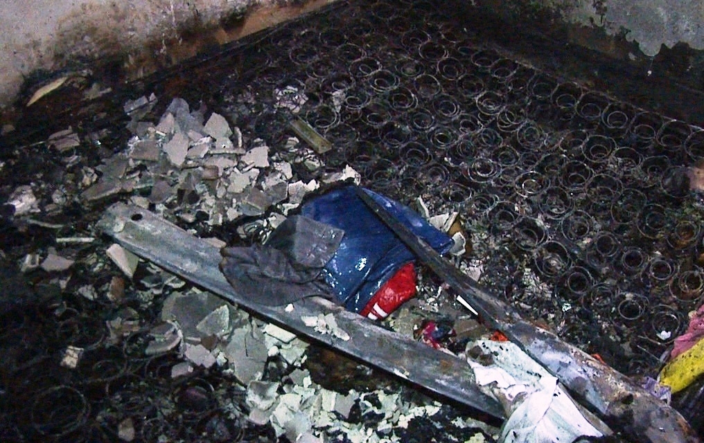 Can nha vang chu phat hoa, hang xom pha cua chua chay hinh anh