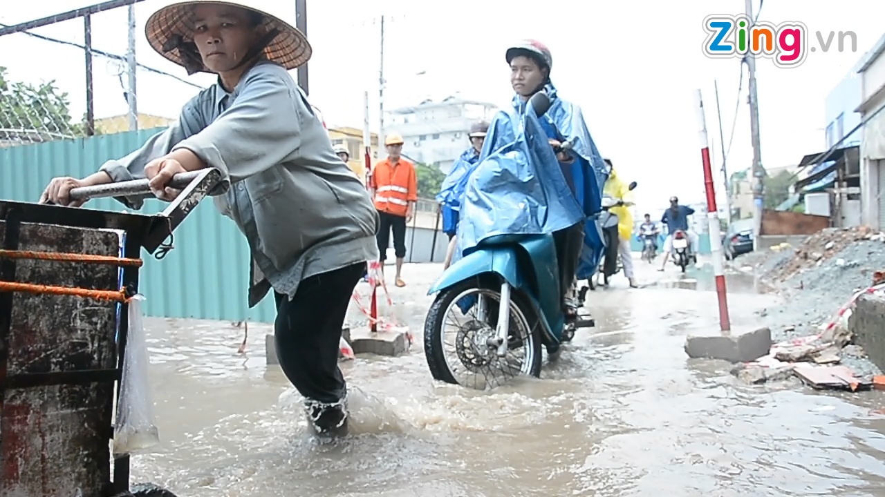 Nguoi Sai Gon bi bom loi nuoc tren duong dang sua chua hinh anh