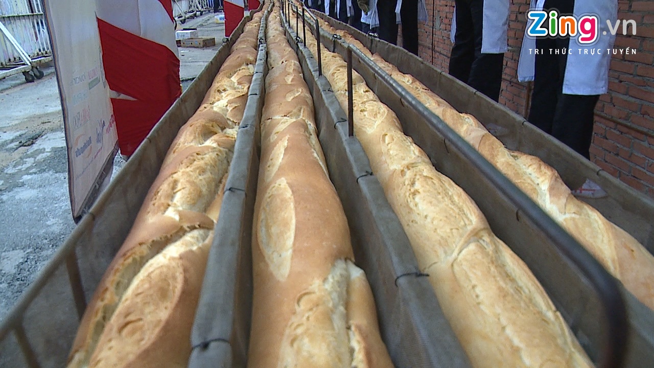 Chiec banh mi dai 135m o Sai Gon hinh anh