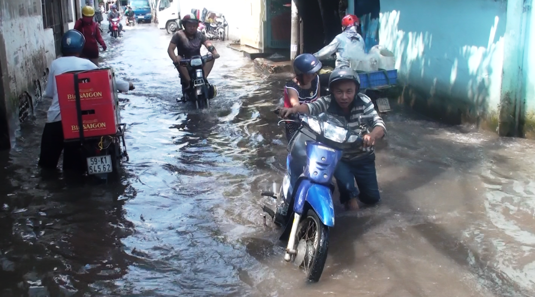 Mua dut nhieu gio, nguoi Sai Gon van kho vi nuoc ngap hinh anh