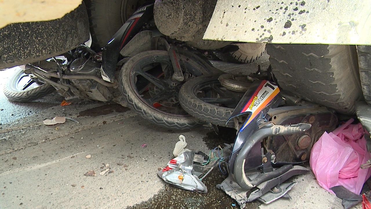 Xe tai mat thang, can nat 4 xe may o Sai Gon hinh anh