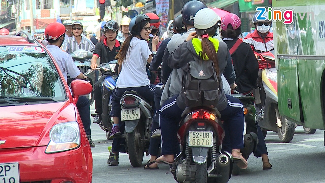 Canh sat lap chot truoc cong truong xu phat hoc sinh hinh anh