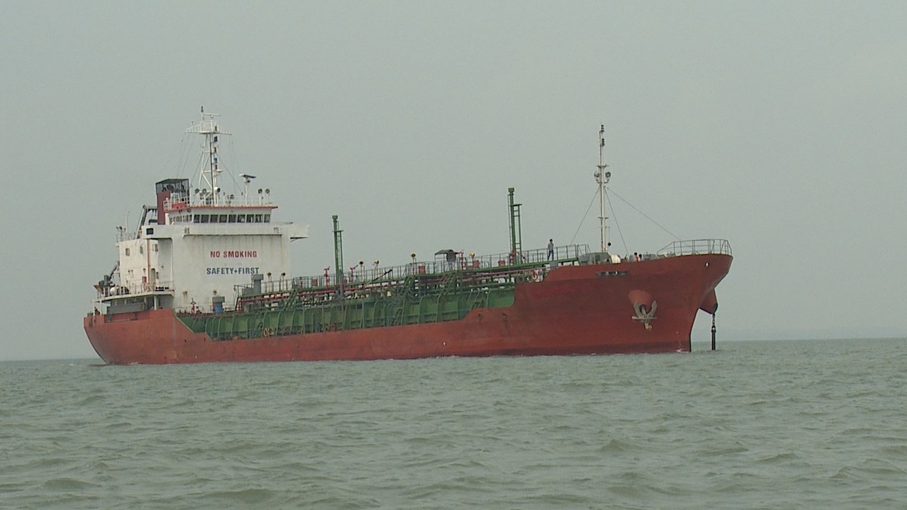 Clip tau Sunrise 689 di chuyen vao vinh Ganh Rai hinh anh