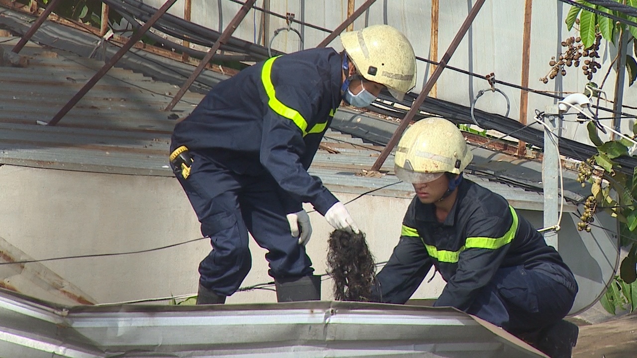 Ben trong hien truong vu no kinh hoang o Sai Gon hinh anh