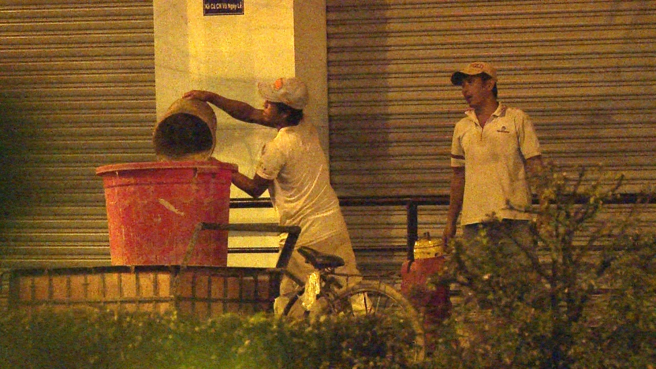 Hai nguoi dan ong trom nuoc cuu hoa giua khuya hinh anh