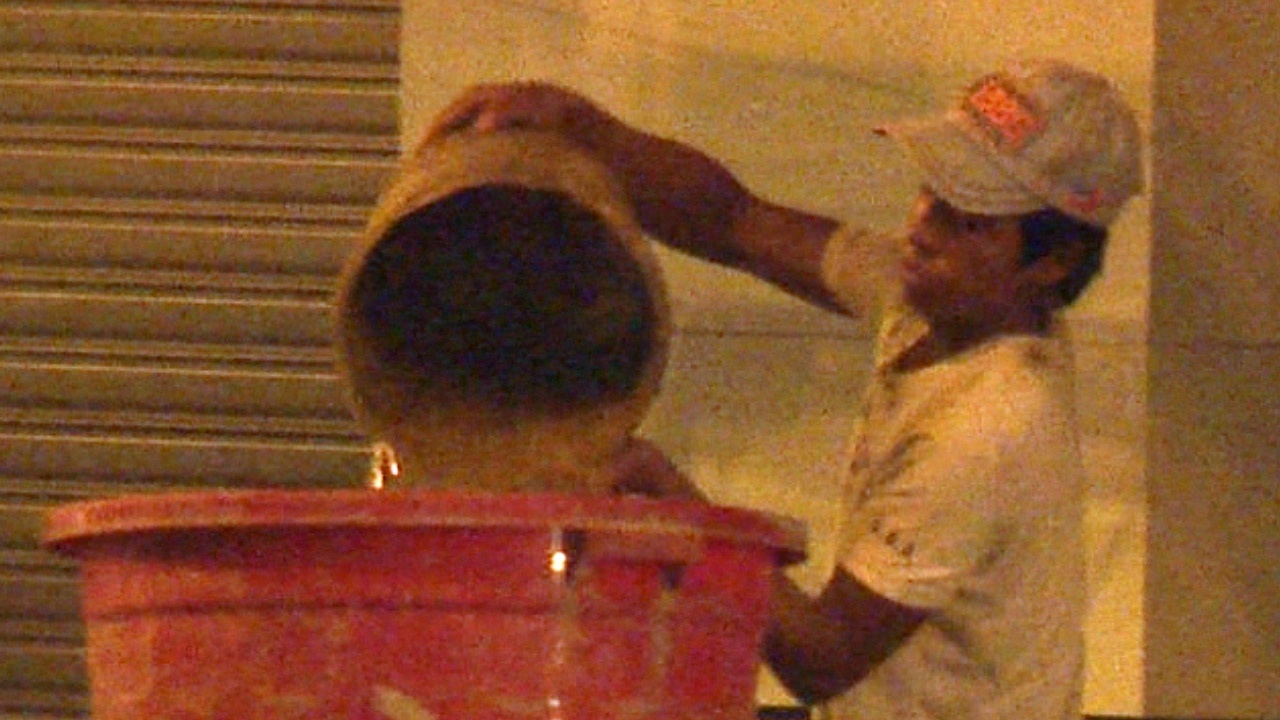 Cay nap lay nuoc tu tru bom cuu hoa hinh anh