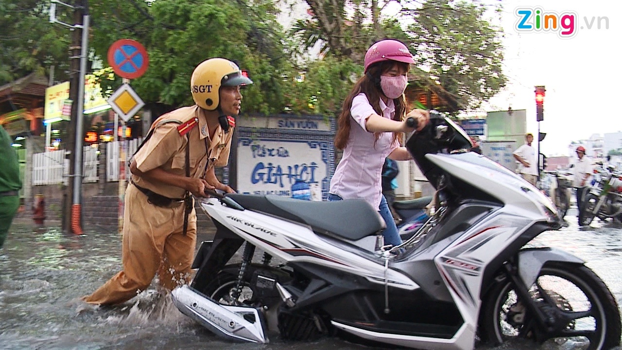 Canh sat giao thong loi nuoc day xe giup dan o Sai Gon hinh anh