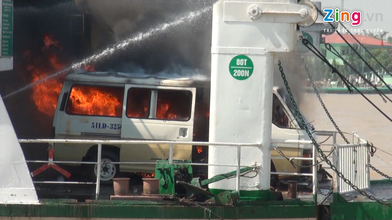 Dien tap cuu nan oto, xe may phat no khi dang qua pha hinh anh