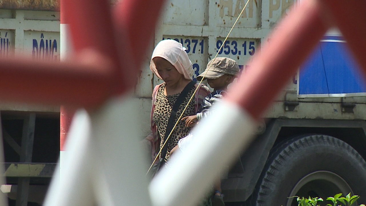 Nan chan dat tre em nguoi nuoc ngoai an xin o TP.HCM hinh anh