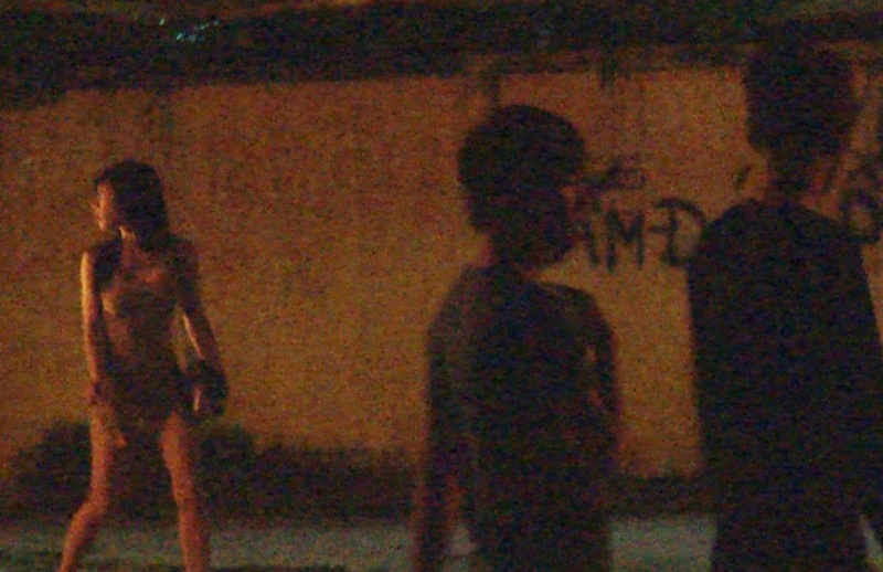 Trai gia gai dung bat khach tren duong pho Sai Gon hinh anh