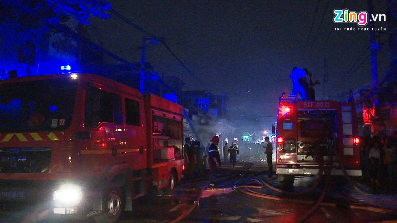 Hien truong vu chay 3 can nha o Sai Gon hinh anh