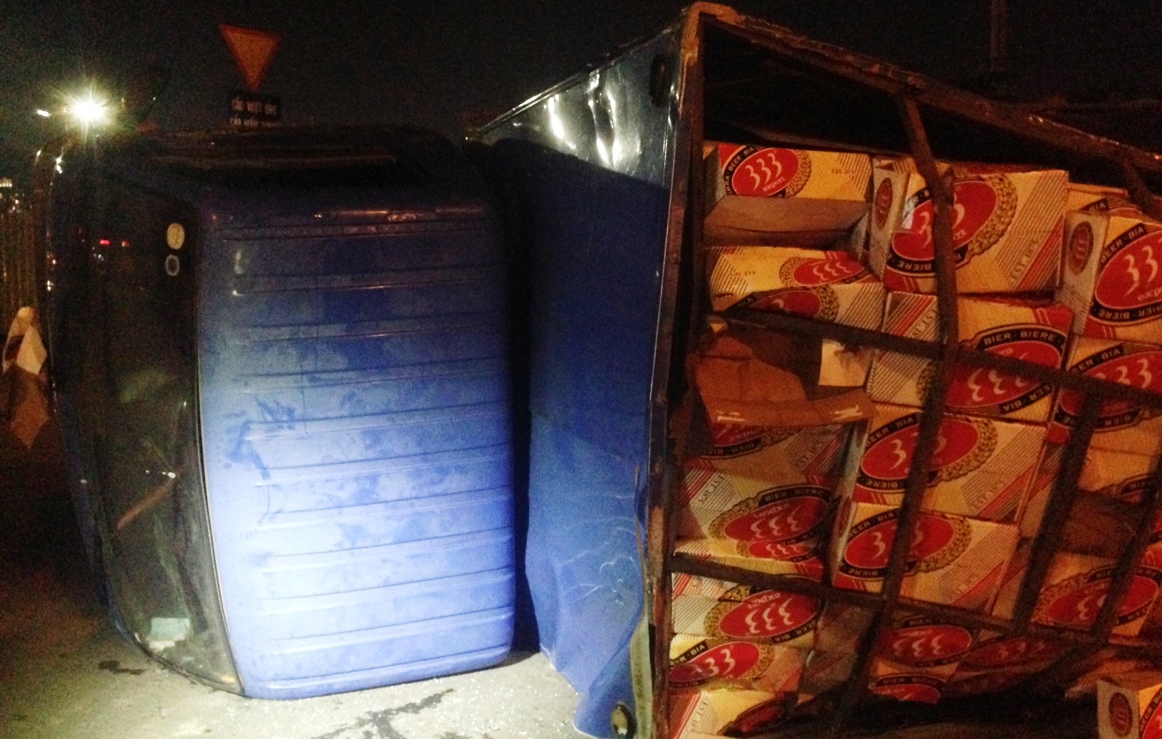 Hang tram thung bia do duoi chan cau Sai Gon hinh anh