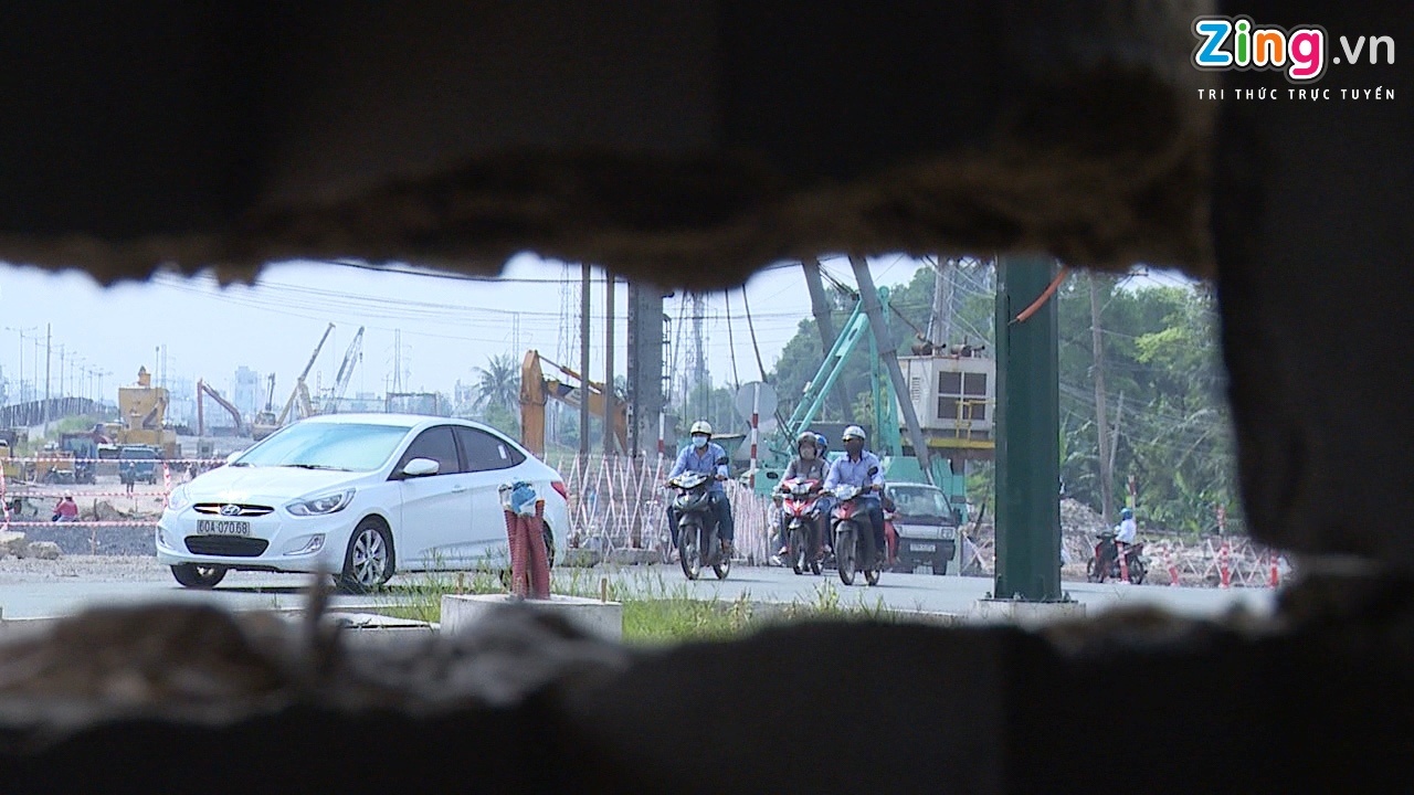 Nha nghieng nut chui xuong dat doc con duong nghin ty hinh anh