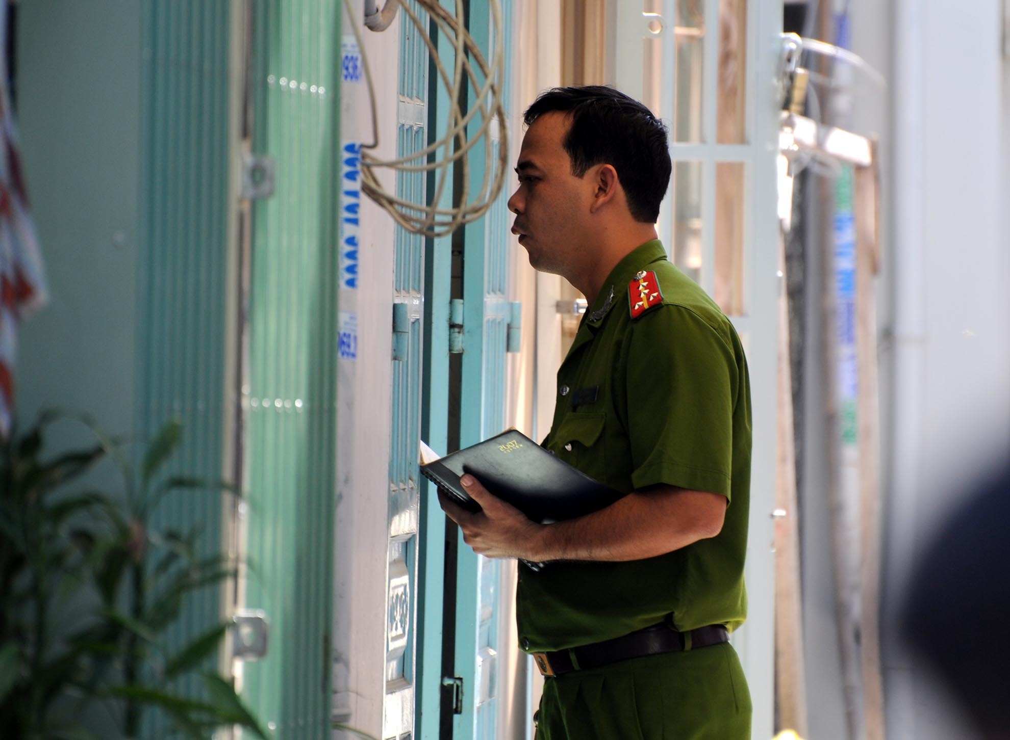 Lực lượng chức năng lấy thông tin từ những hộ dân sống cạnh hiện trường vụ việc.