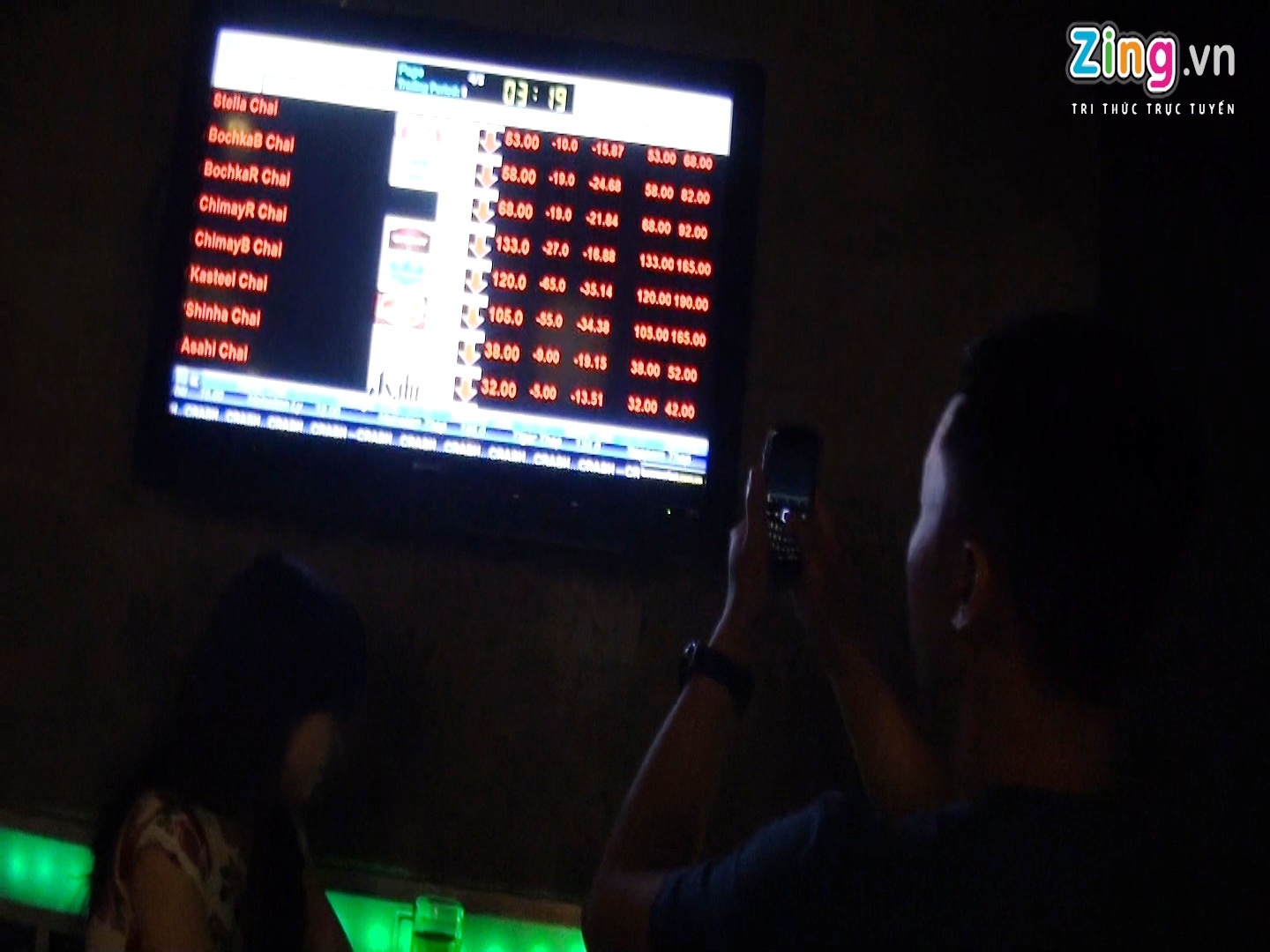 Doc dao uong bia mang phong cach 'san chung khoan' o Sai Gon hinh anh