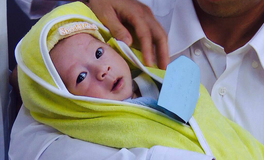 Em be bi vang khoi bung me da xuat vien hinh anh