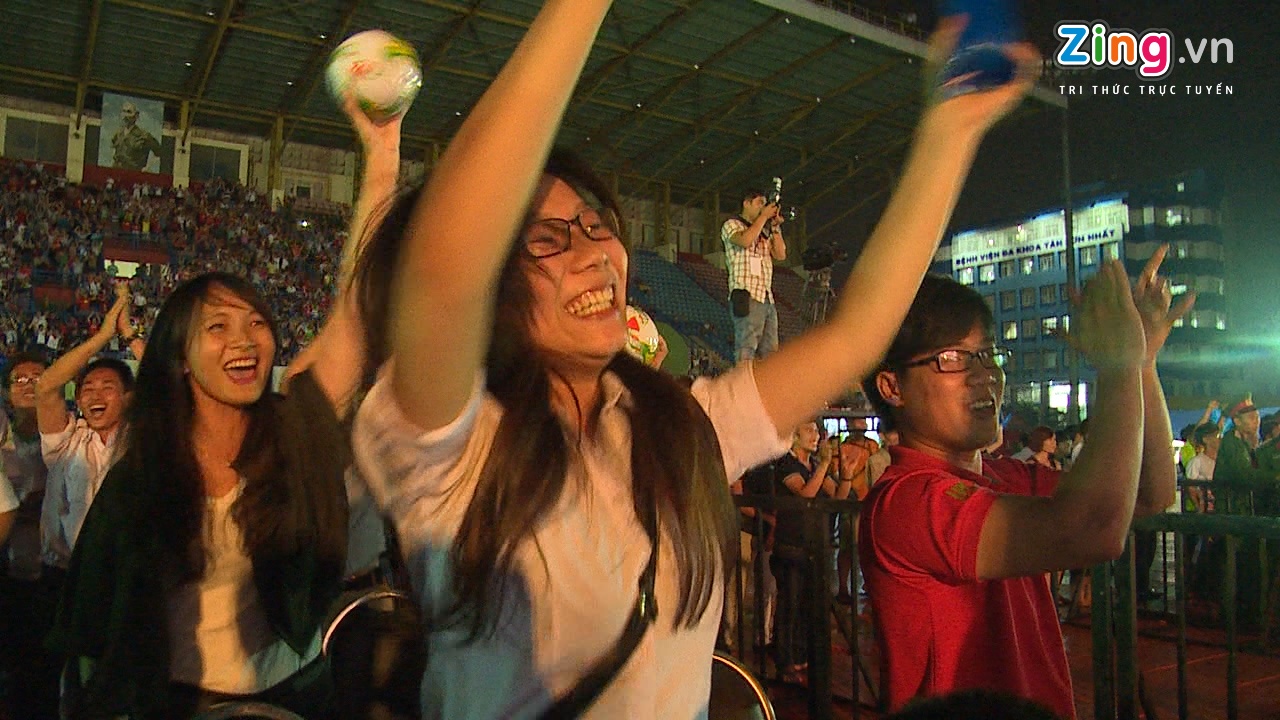 Khan gia TP.HCM an mung sieu pham cua Cong Vinh hinh anh