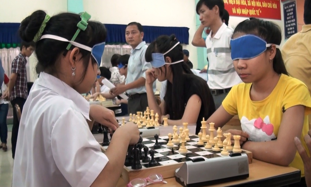 Nguoi mu tranh tai co vua soi noi o Sai Gon hinh anh