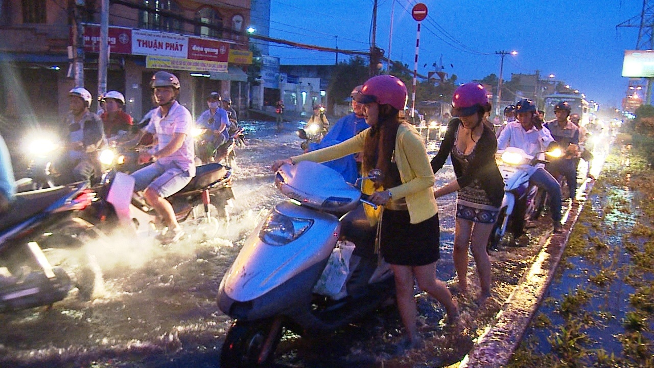 Nguoi Sai Gon loi bo day xe trong bien nuoc hinh anh